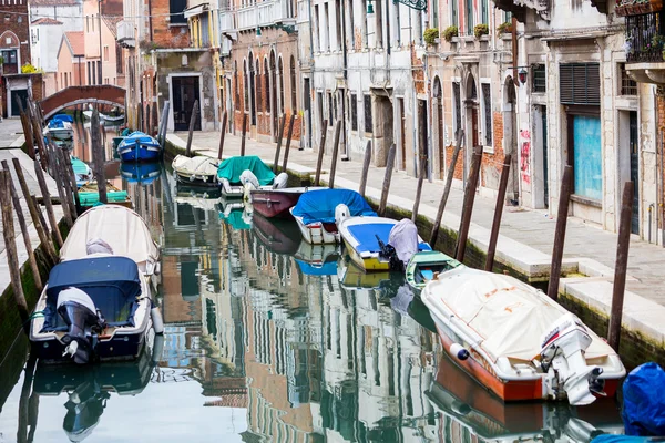 Empty gondolas moored along water canal — Stock Photo, Image