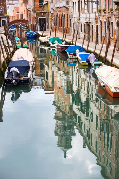 Empty gondolas moored in water canal — Stock Photo, Image