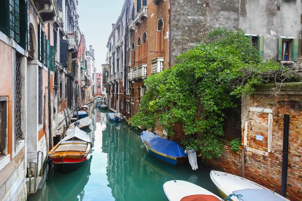 Empty gondolas parked in water canal — Stock Photo, Image