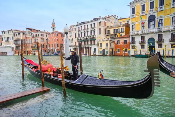 Gondola and gondolier in Venice — Stock Photo, Image