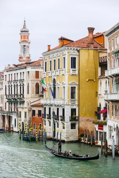 Gondola in water canal — Stock Photo, Image