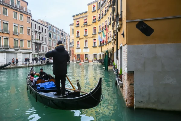 Gondola with tourists in Venice — Stock Photo, Image