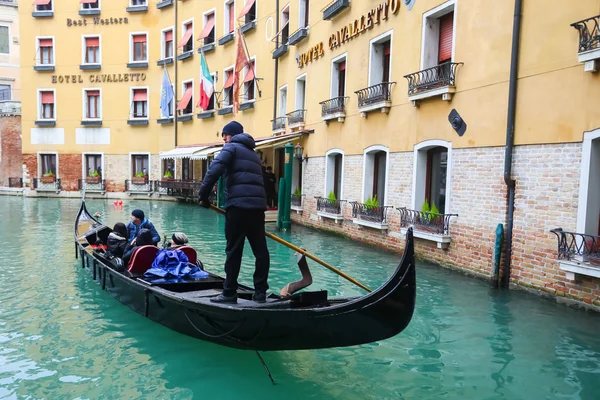 Gondola with tourists sailing in Venice — Stock Photo, Image