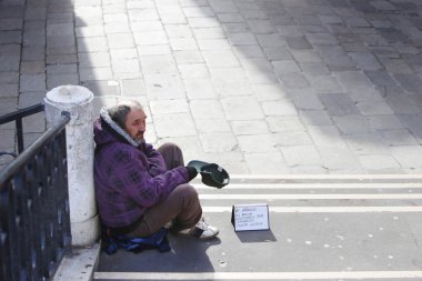 Venedik merdivenlerde oturan dilenci