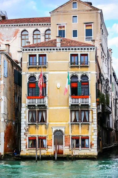 Edificio colorato a Venezia — Foto Stock