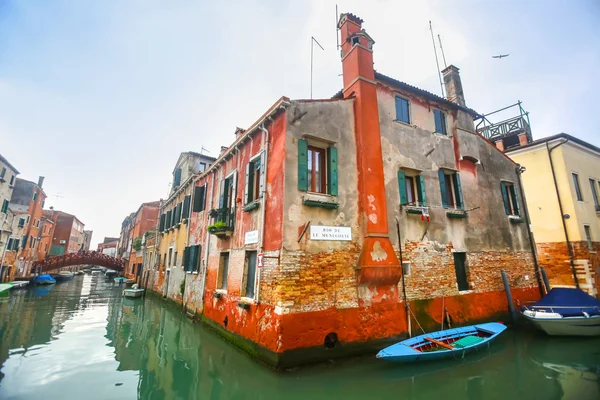 Empty boats parked in water canal — Stock Photo, Image