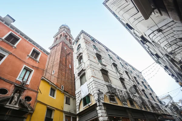 Vista de bajo ángulo de los edificios en Venecia —  Fotos de Stock