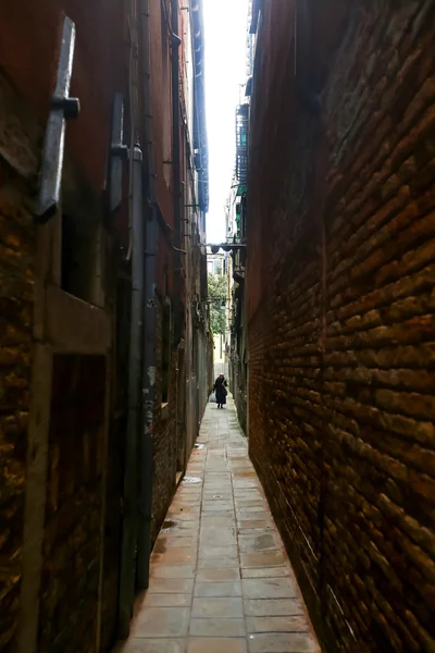 Enge Straße in Venedig — Stockfoto