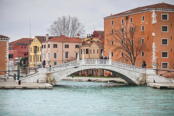 Touristen überqueren Wasserkanal in Venedig — Stockfoto