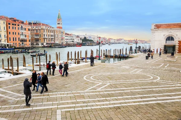 Touristes marchant à Venise — Photo