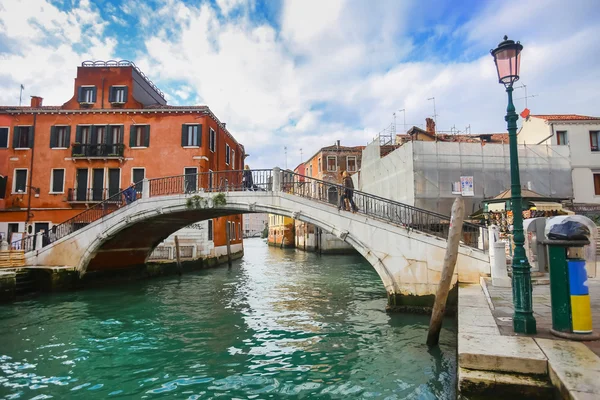 Toeristen lopen op brug in Venetië — Stockfoto