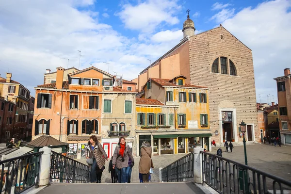 Venedik köprüsü üzerinde yürüyen turist — Stok fotoğraf