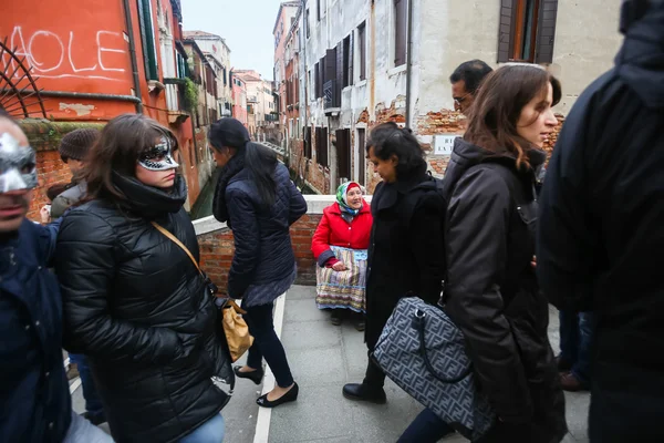 Vrouw bedelen in Venetië — Stockfoto