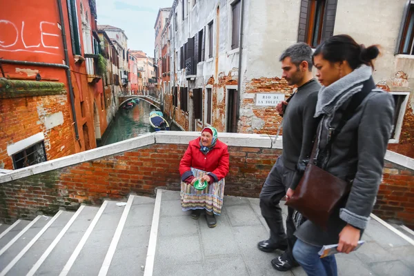 Mujer mendigando por dinero en Venecia — Foto de Stock