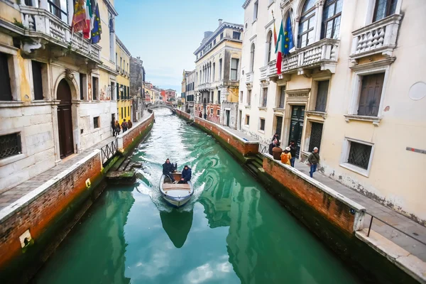 Boat sailing in italian water canal — Stock Photo, Image