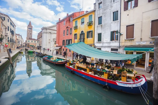 Meyve ve sebze Venedik ile tekne — Stok fotoğraf