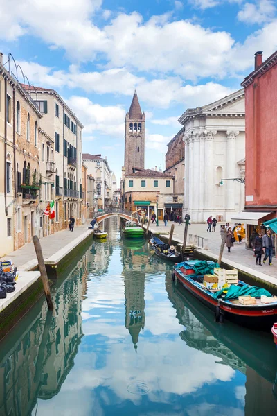 Boats moored along water canal in Venice — Stock Photo, Image