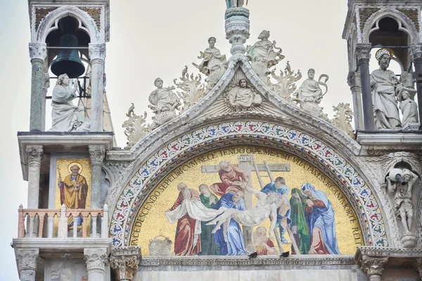 Mosaïque sur la basilique Saint-Marc à Venise — Photo