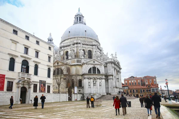 Personas que visitan Santa Maria della Salute —  Fotos de Stock