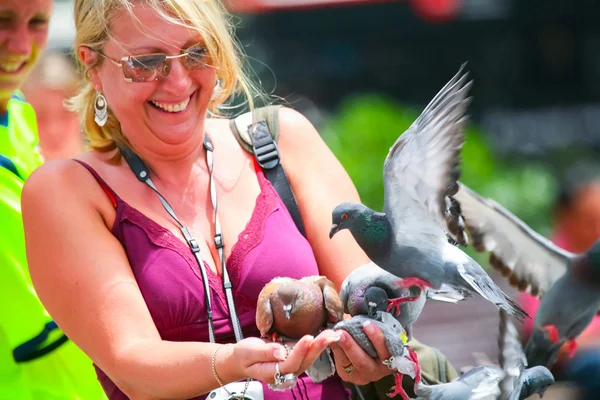 Femme tenant des pigeons — Photo