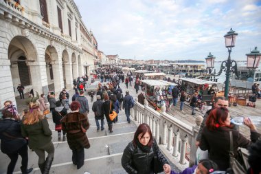 Riva degli Schiavoni 'de yürüyen insanlar 