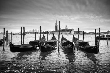 San Giorgio Maggiore Kilisesi ile demirli gondol bw