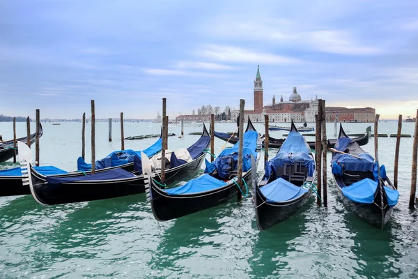 Gondels afgemeerd vóór San Giorgio Maggiore — Stockfoto