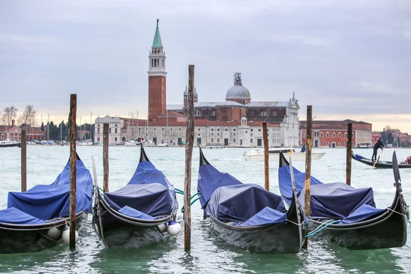 Гондолы с видом на Сан-Джорджо-Маджоре в Венеции — стоковое фото