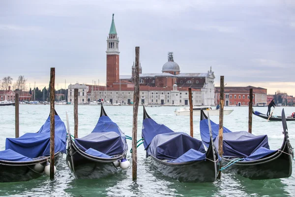 Gondoly s výhledem na San Giorgio Maggiore v Benátkách — Stock fotografie