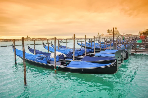 Gondoly s výhledem na santa maria della salute při západu slunce — Stock fotografie