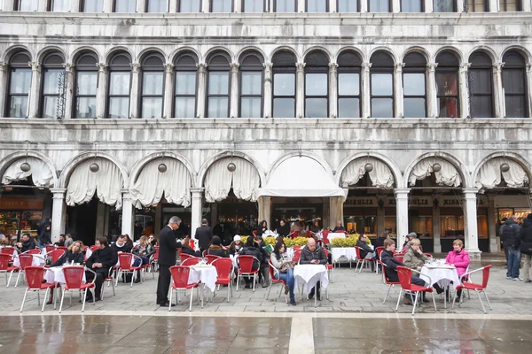 Gente en restaurante en la plaza San Marco —  Fotos de Stock