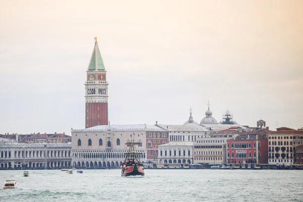 Visning av St. Mark campanile – stockfoto