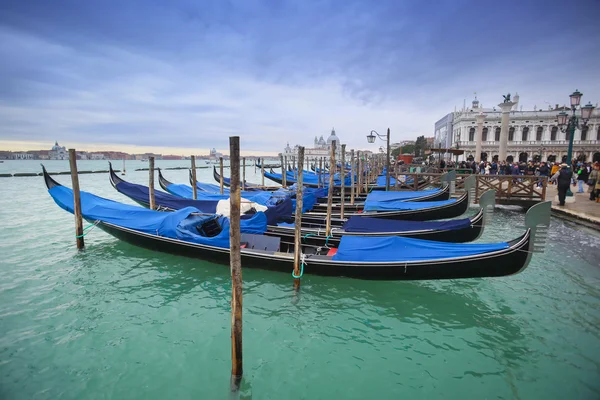 Gondeln vor der riva degli schiavoni — Stockfoto