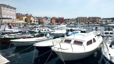 Rovinj merkezinde demirleyen tekneleri