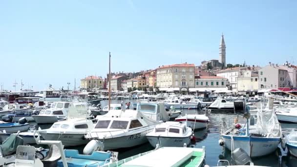 Marina de bateau et promenade à Rovinj — Video