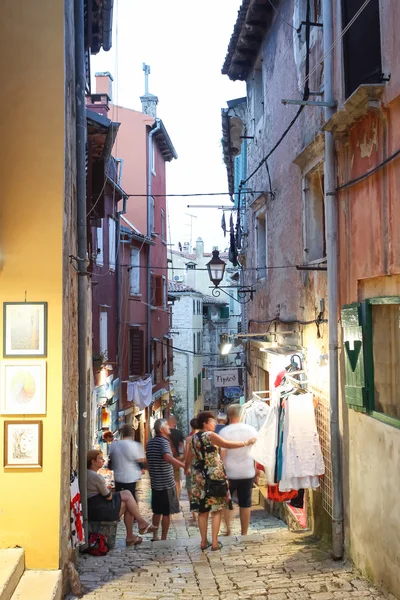 Toeristen lopen naast souvenirwinkels in Rovinj — Stockfoto