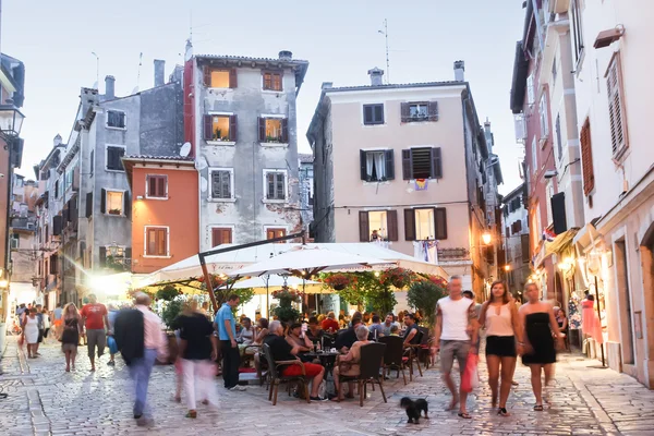 People walking in streets of Rovinj — Stock Photo, Image