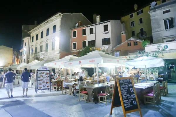 Restaurants aan promenade in Rovinj — Stockfoto