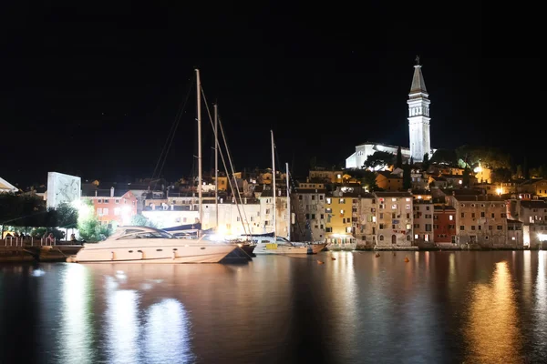 Saint Eufemia kyrkan och bell tower i Rovinj på natten — Stockfoto