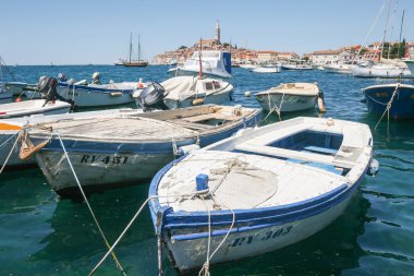 Tekne marina şehir Rovinj arka planda ile