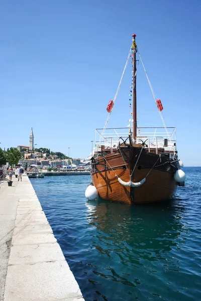 Galley förankrade på dock i Rovinj — Stockfoto