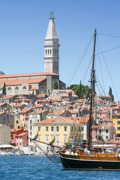 Galley förankrad i Rovinj — Stockfoto