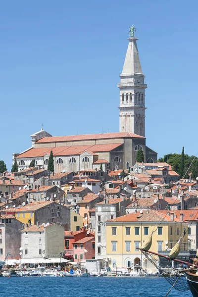 Altstadt mit Kirche der Heiligen Eufemia — Stockfoto