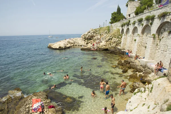 Pessoas na praia em Rovinj — Fotografia de Stock