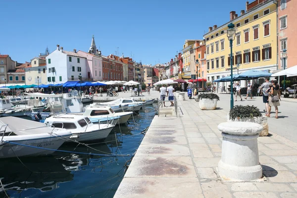 Människor som gick på strandpromenaden i Rovinj — Stockfoto