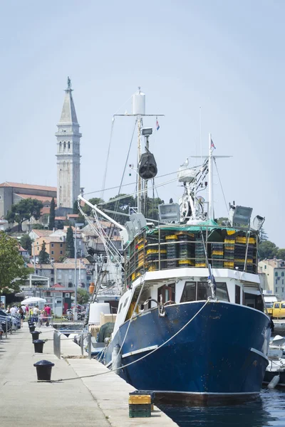 Fartyg vid kaj i Rovinj — Stockfoto