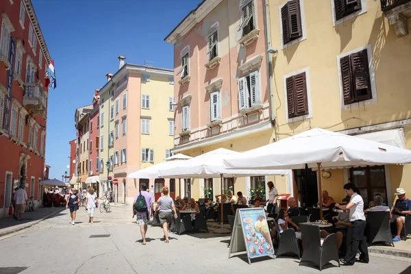 Toeristen op straat in Rovinj — Stockfoto