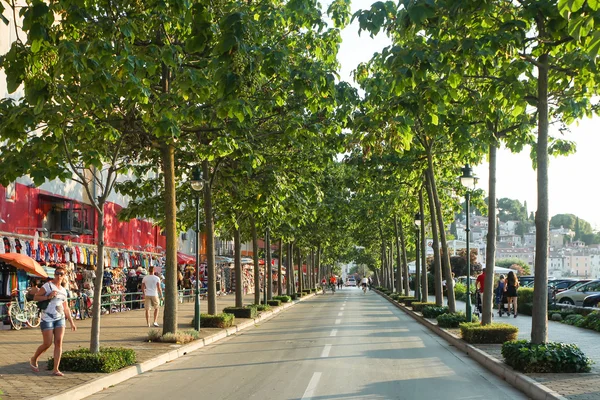 Alley road with shops in Rovinj — Stock Photo, Image