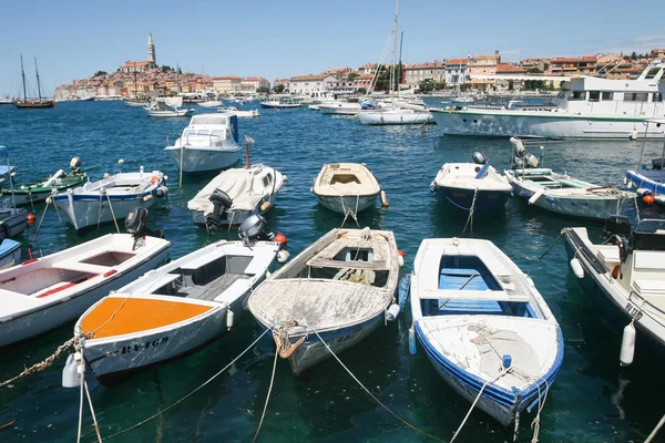 Barcos com cidade de Rovinj no fundo — Fotografia de Stock