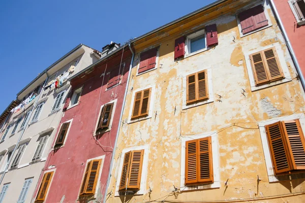 Kolorowe budynki w Rovinj — Zdjęcie stockowe